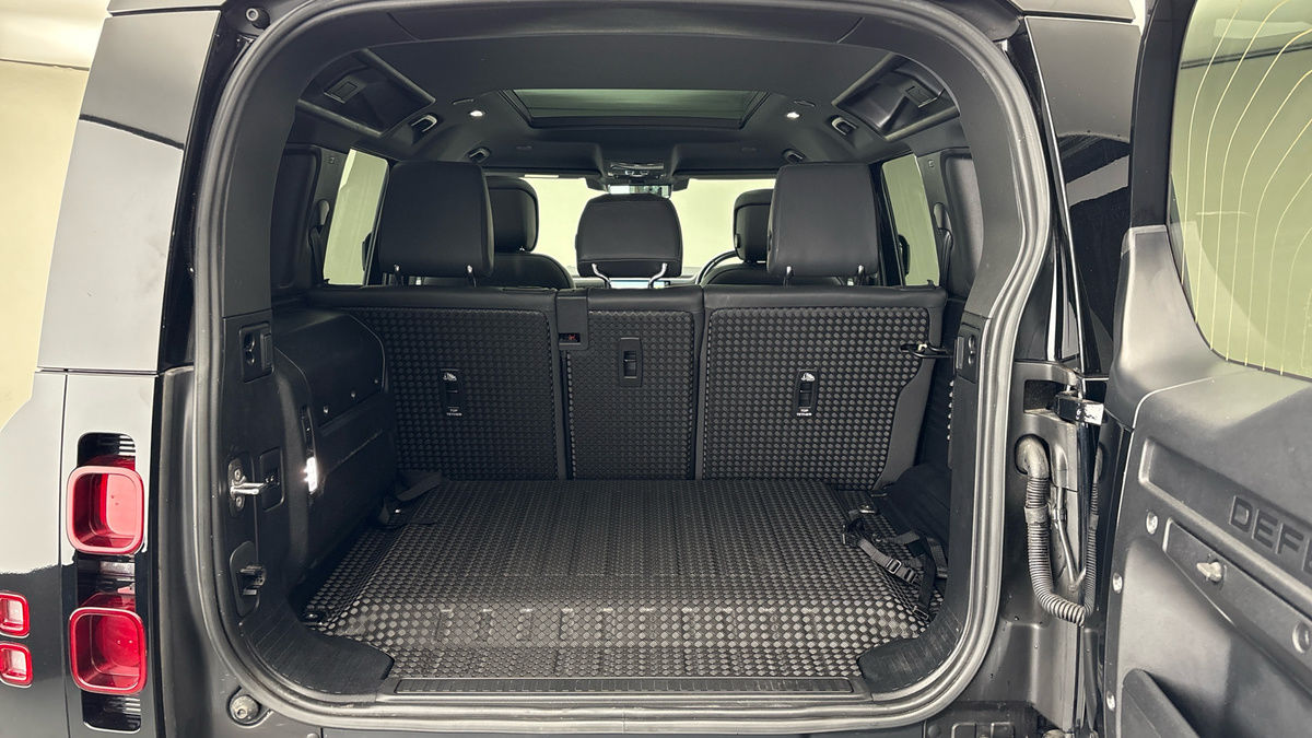 Land Rover Defender 110 Image 11