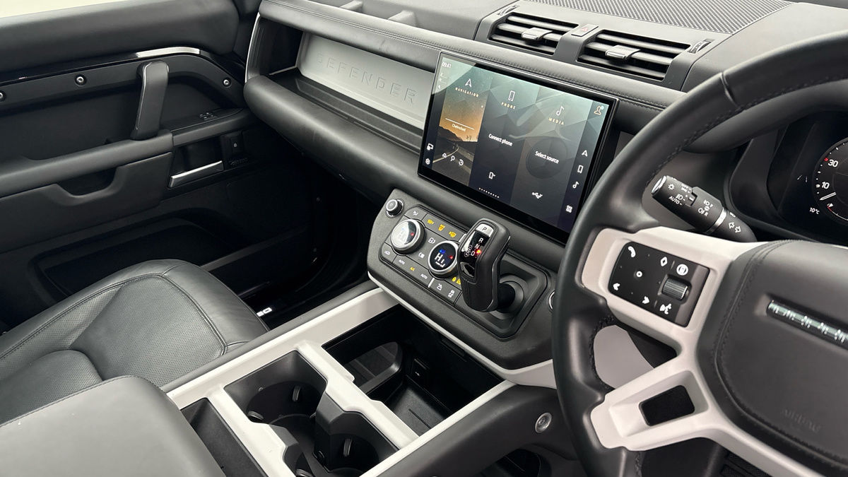 Land Rover Defender 130 Urban Image 18
