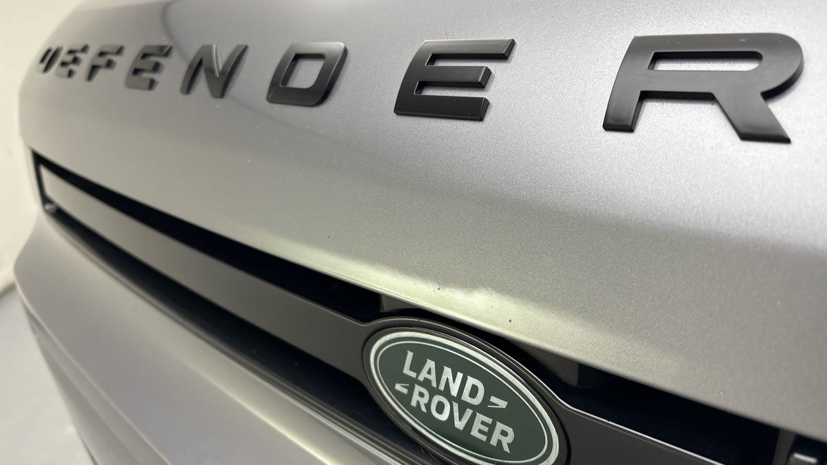 Land Rover Defender 110 Image 24
