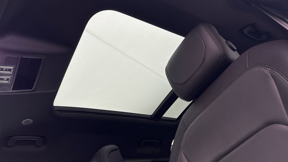 Land Rover Defender 110 Image 6