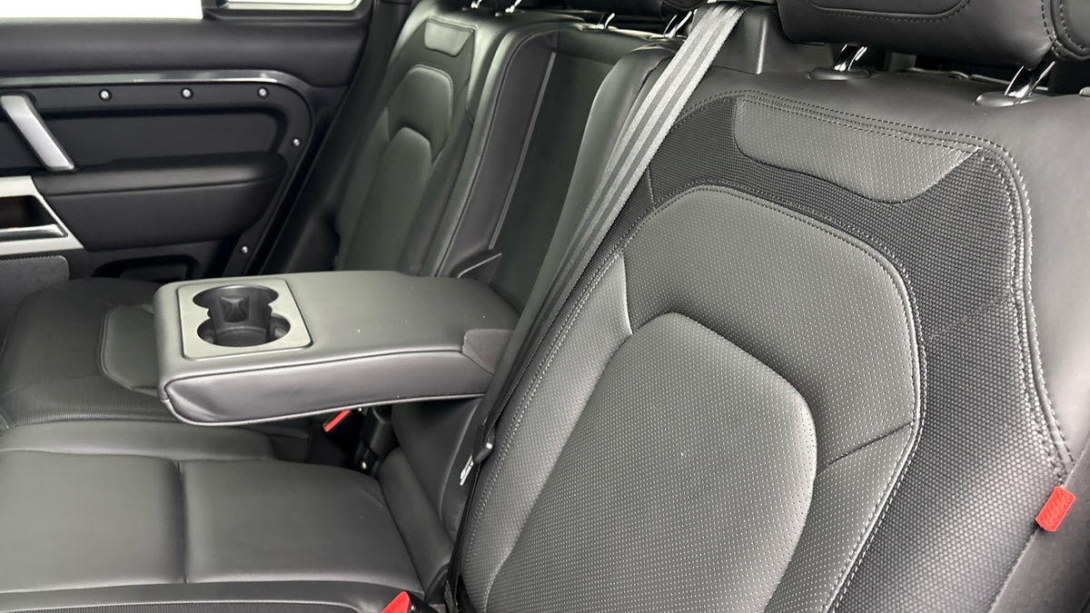 Land Rover Defender 110 Image 9