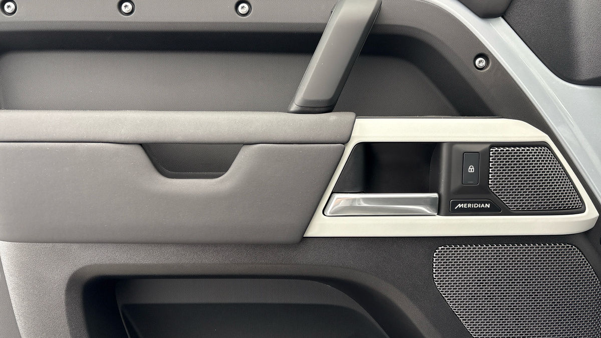 Land Rover Defender 110 Urban Image 19