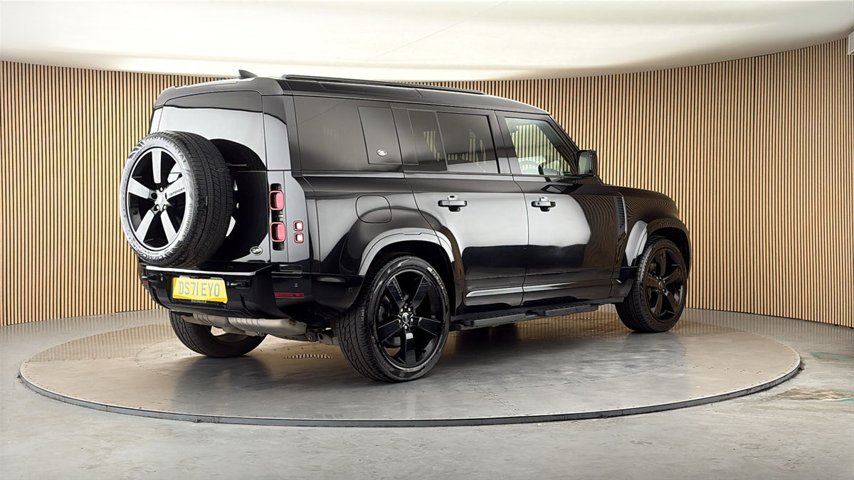 Land Rover Defender 110 Image 21