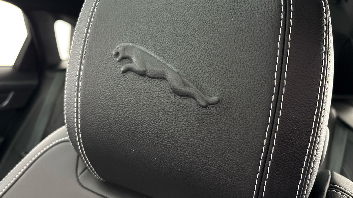 Jaguar F-PACE Image 26