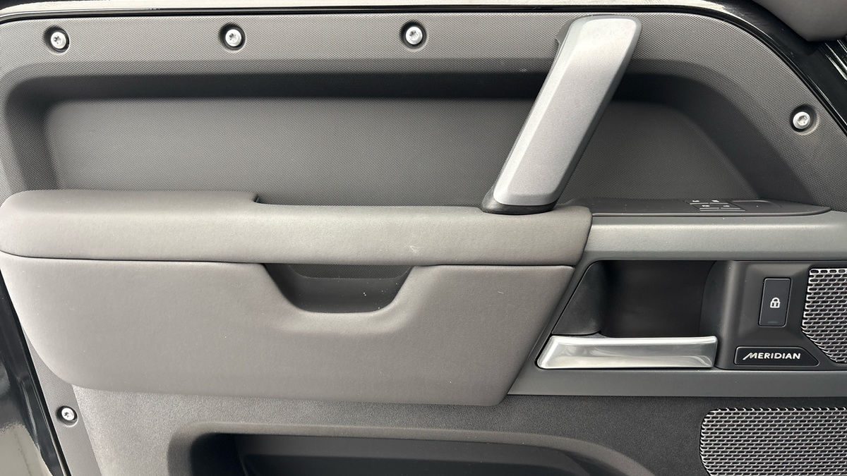 Land Rover Defender 110 Image 19
