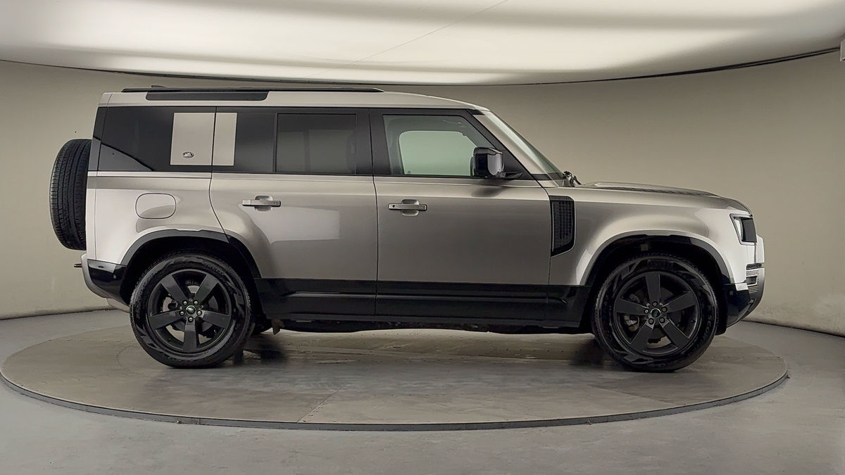 Land Rover Defender 110 Image 16