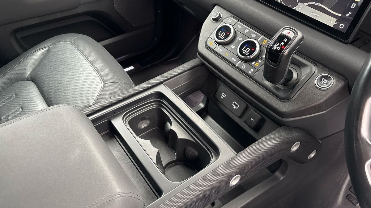 Land Rover Defender 110 Image 18