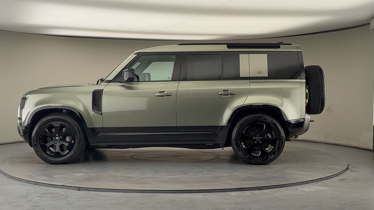 Land Rover Defender 110 Image 15