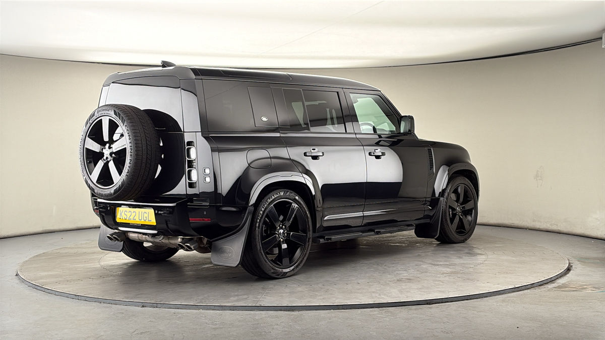 Land Rover Defender 110 Image 21