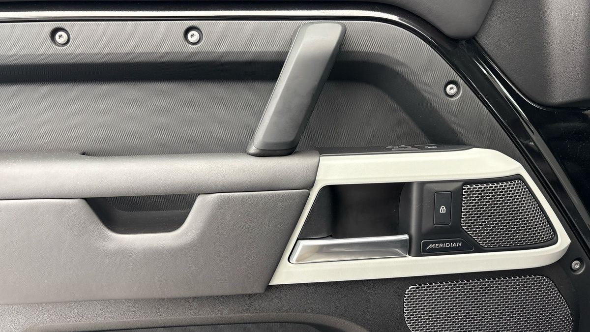 Land Rover Defender 110 Image 19
