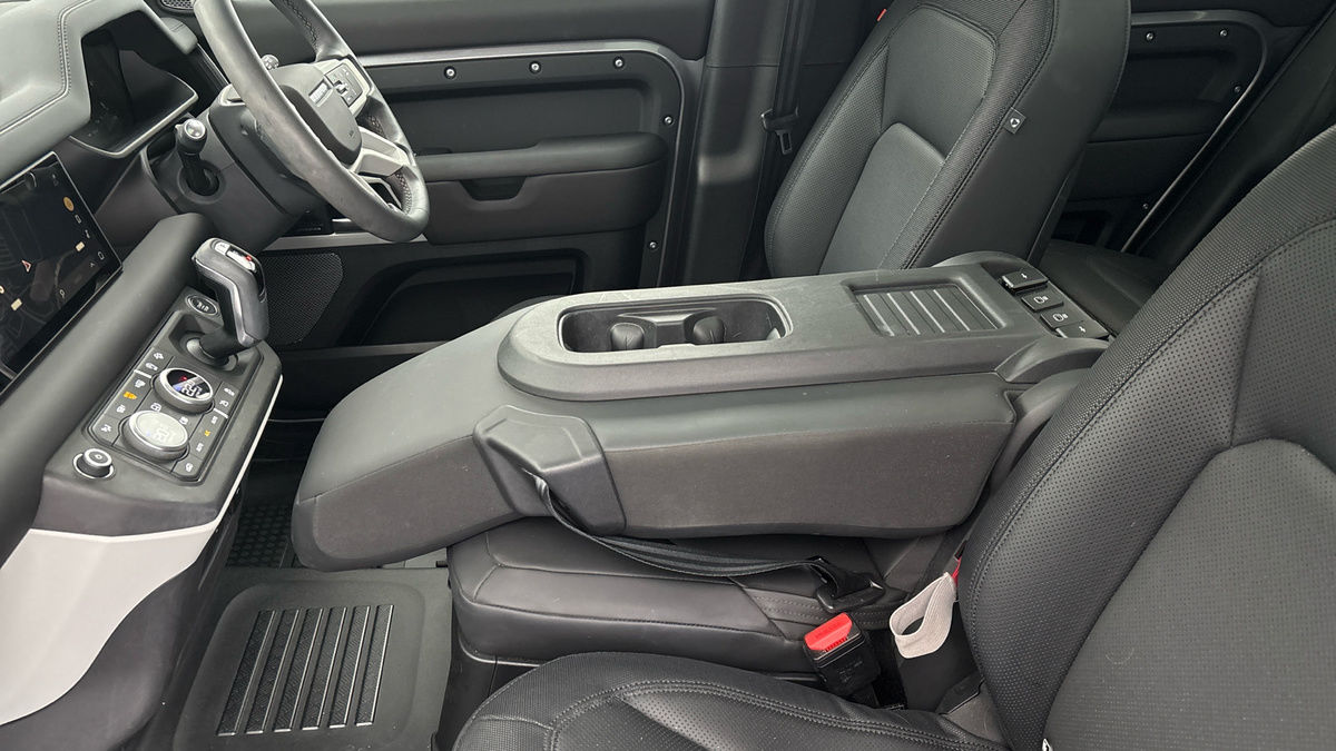 Land Rover Defender 110 Urban Image 29