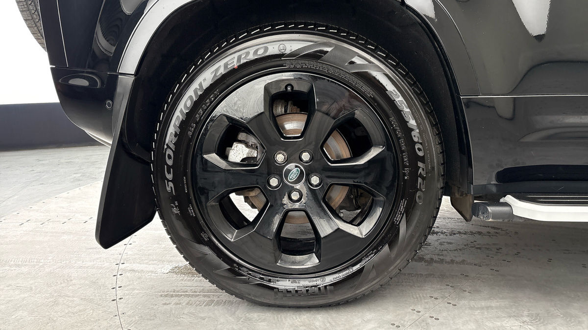 Land Rover Defender 110 Image 10