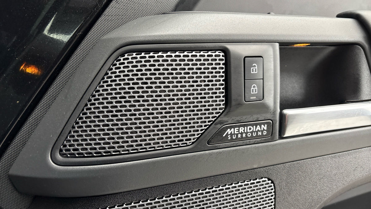 Land Rover Defender 110 Image 25
