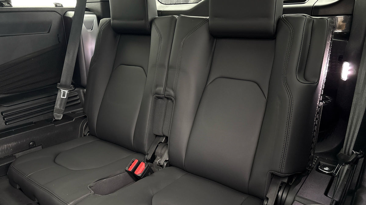 Land Rover Defender 110 Image 25