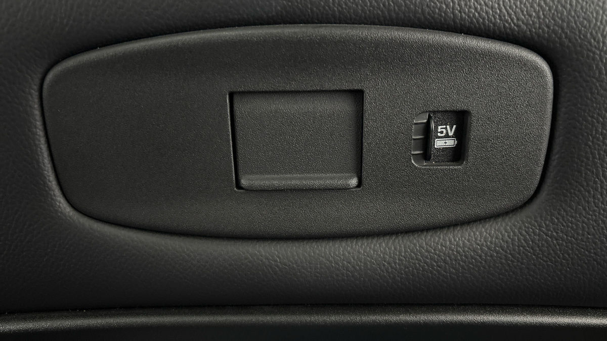 Land Rover Defender 110 Image 29