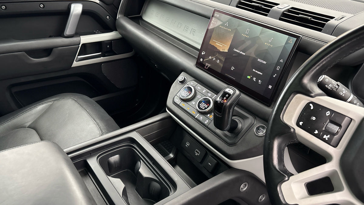 Land Rover Defender 110 Image 18