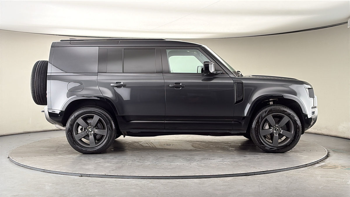 Land Rover Defender 110 Image 16