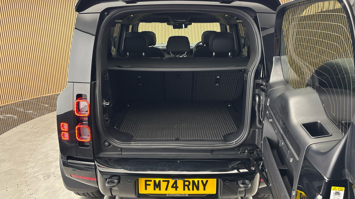 Land Rover Defender 110 Image 11