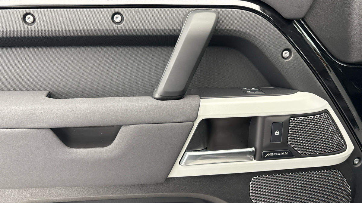 Land Rover Defender 110 Image 19