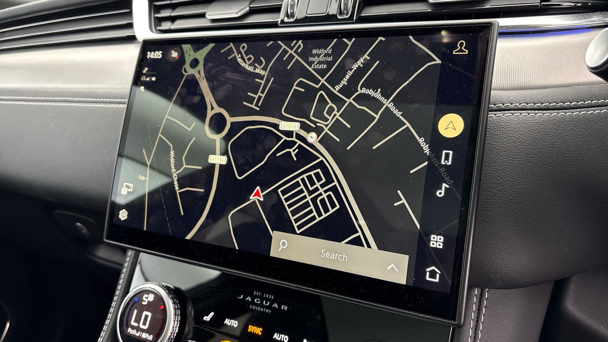 Jaguar F-PACE Image 17