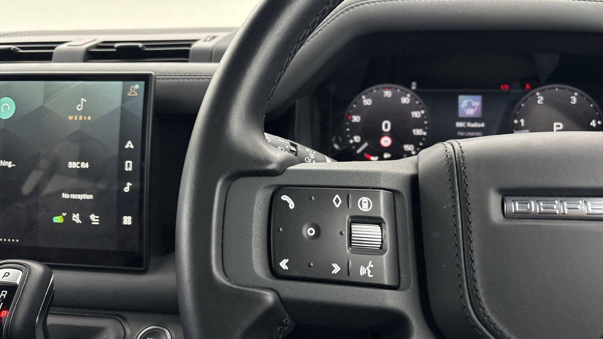 Land Rover Defender 110 Image 13