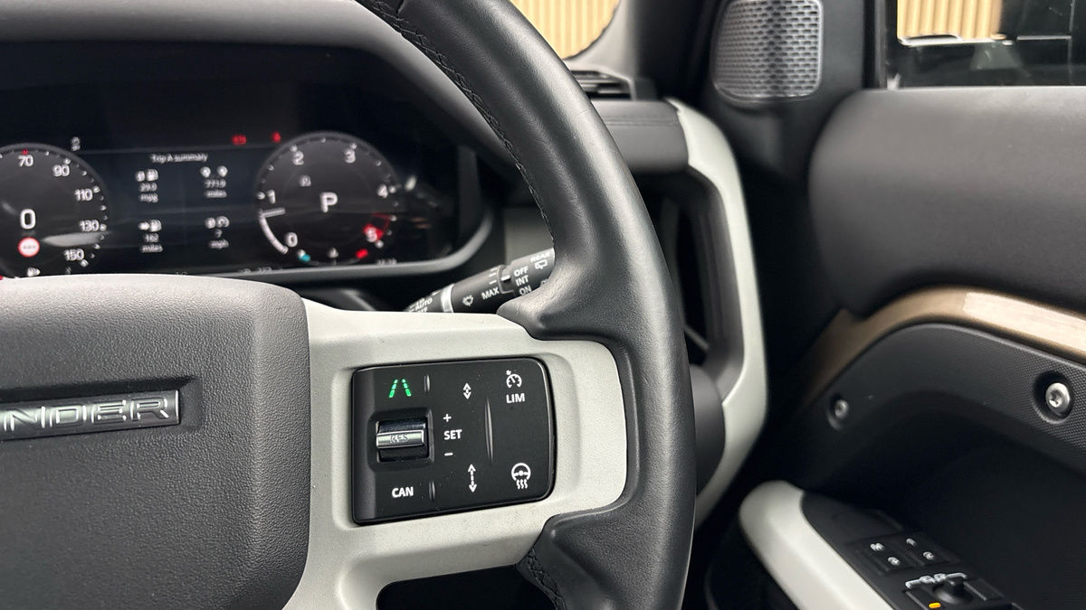 Land Rover Defender 110 Image 14