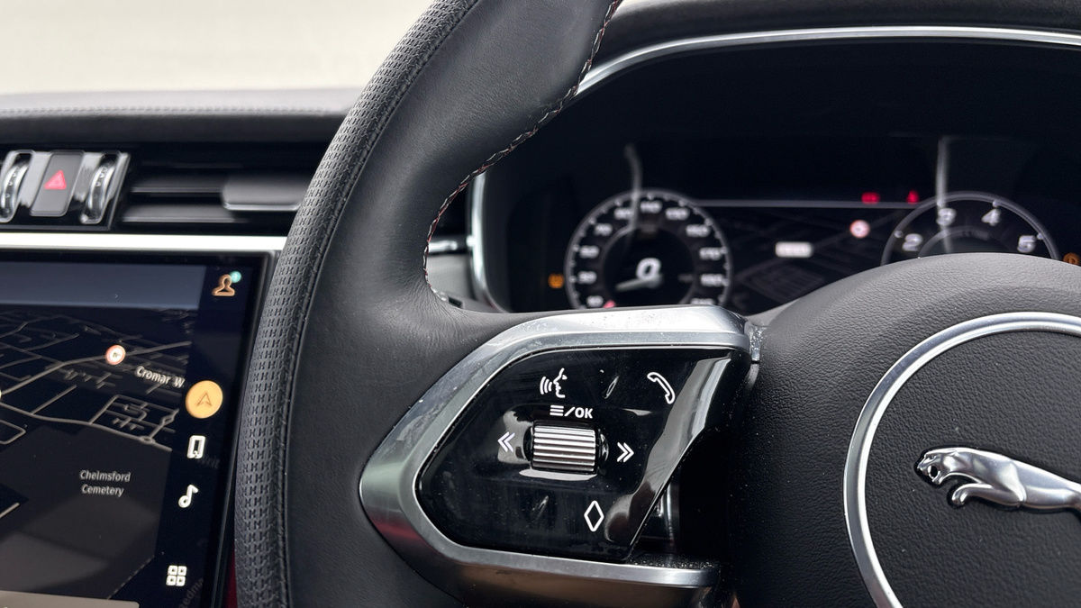 Jaguar F-PACE Image 13