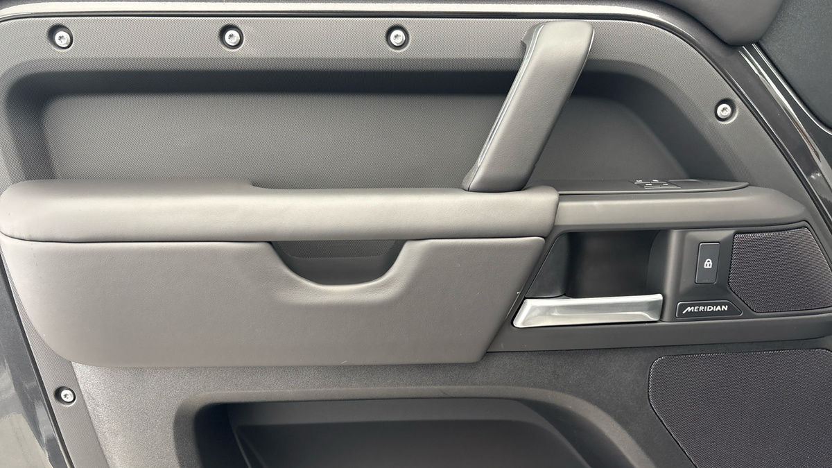 Land Rover Defender 110 Image 19