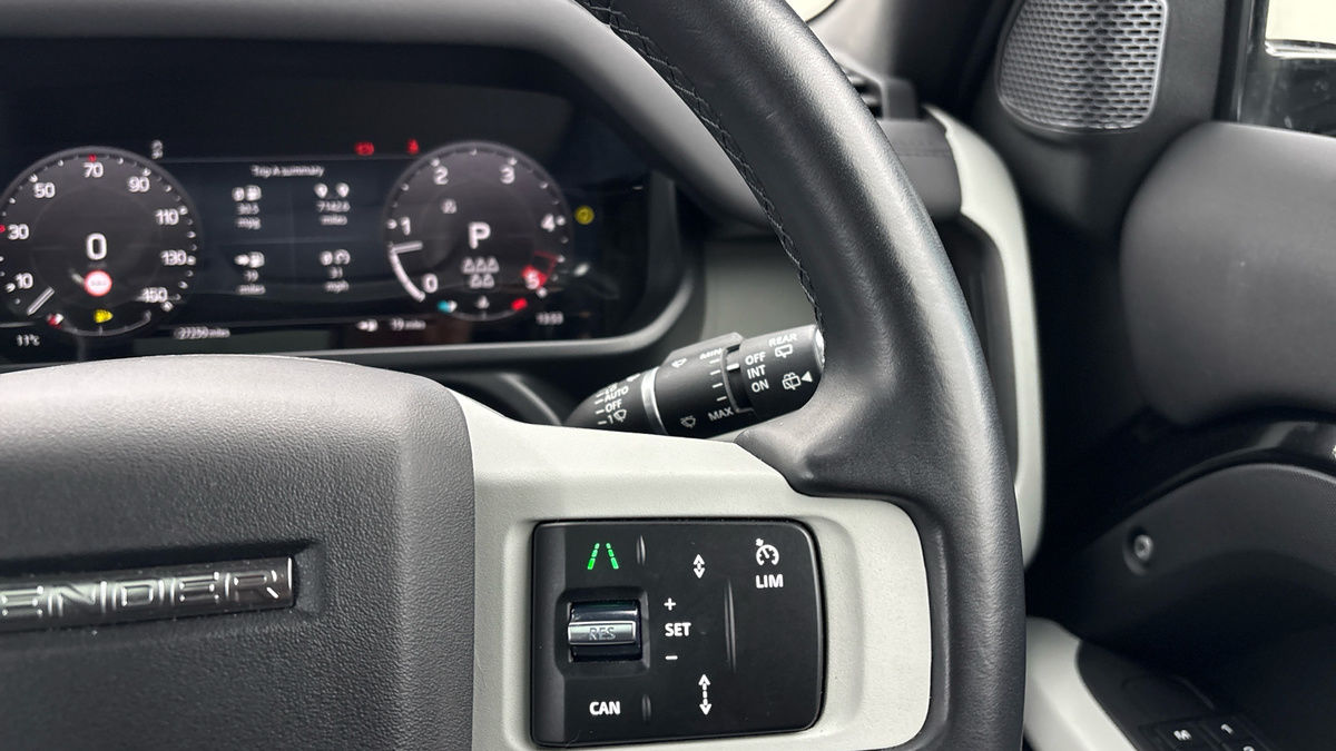 Land Rover Defender 110 Image 14