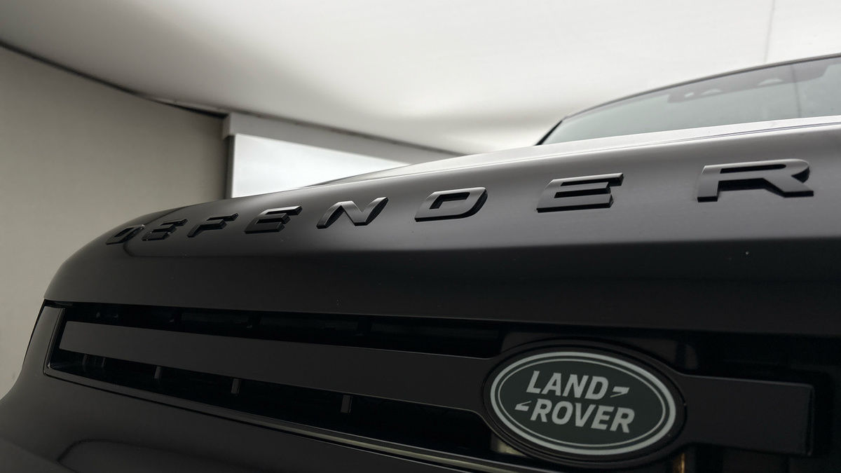 Land Rover Defender 110 Image 24