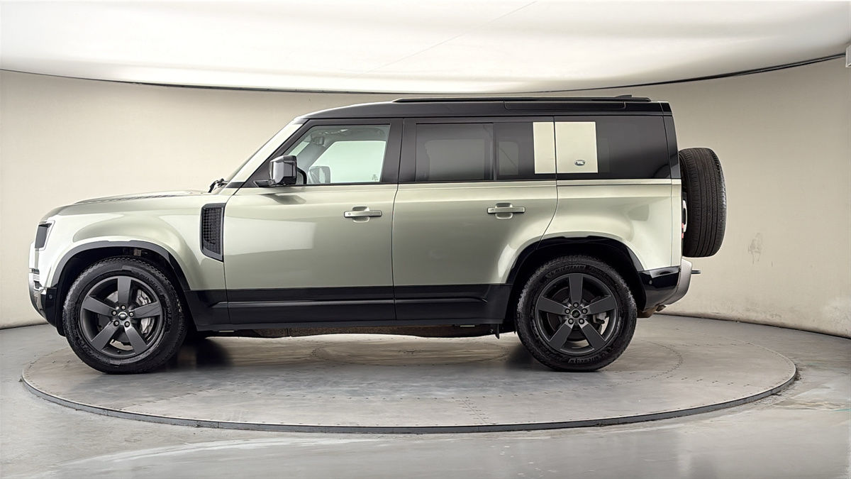 Land Rover Defender 110 Image 15