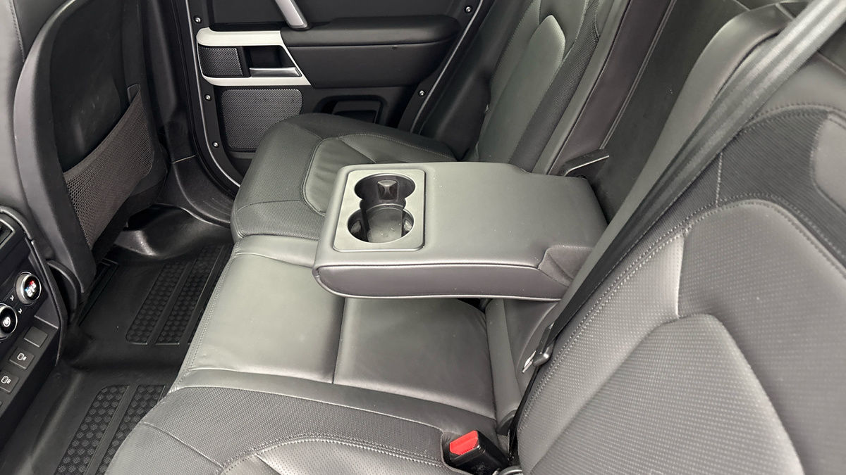 Land Rover Defender 110 Image 9