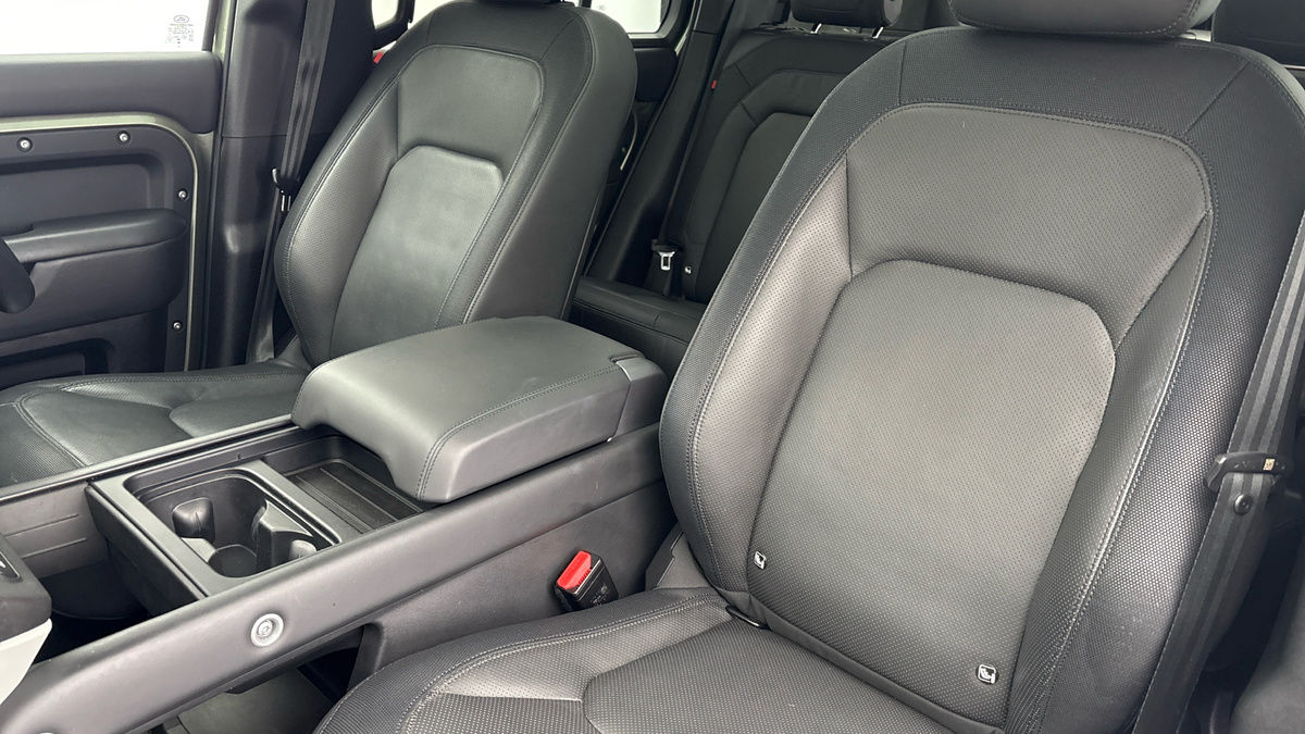 Land Rover Defender 110 Image 7