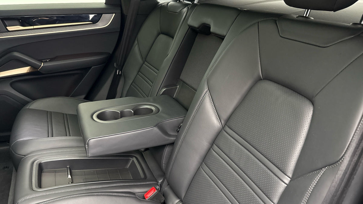 Porsche Cayenne Image 9