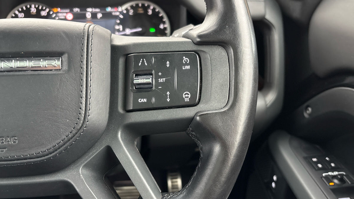 Land Rover Defender 110 Image 14