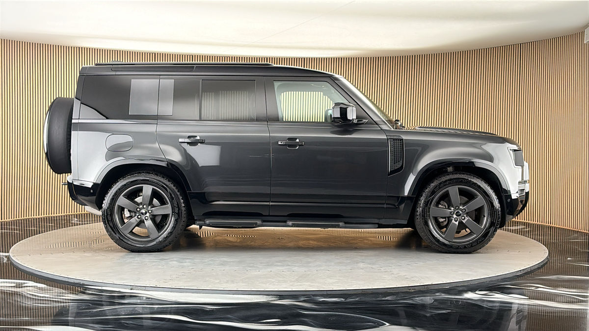 Land Rover Defender 110 Image 16