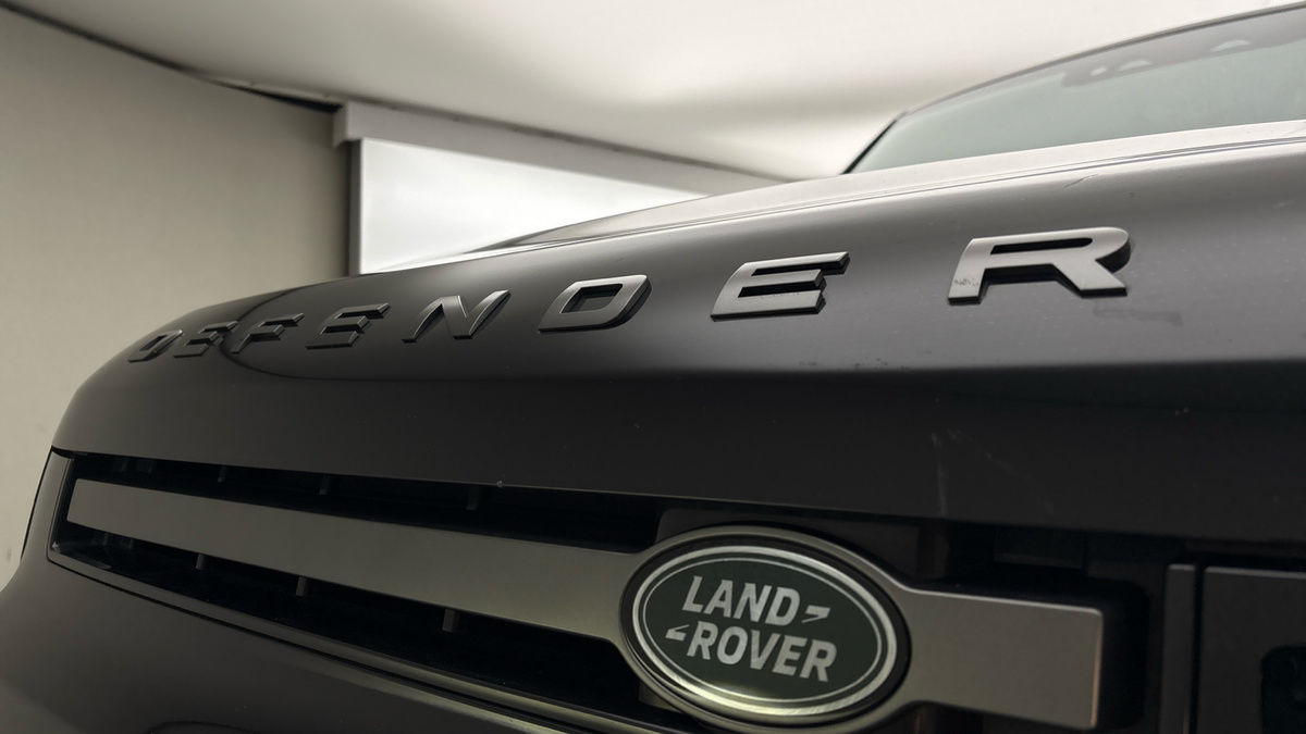 Land Rover Defender 110 Image 24