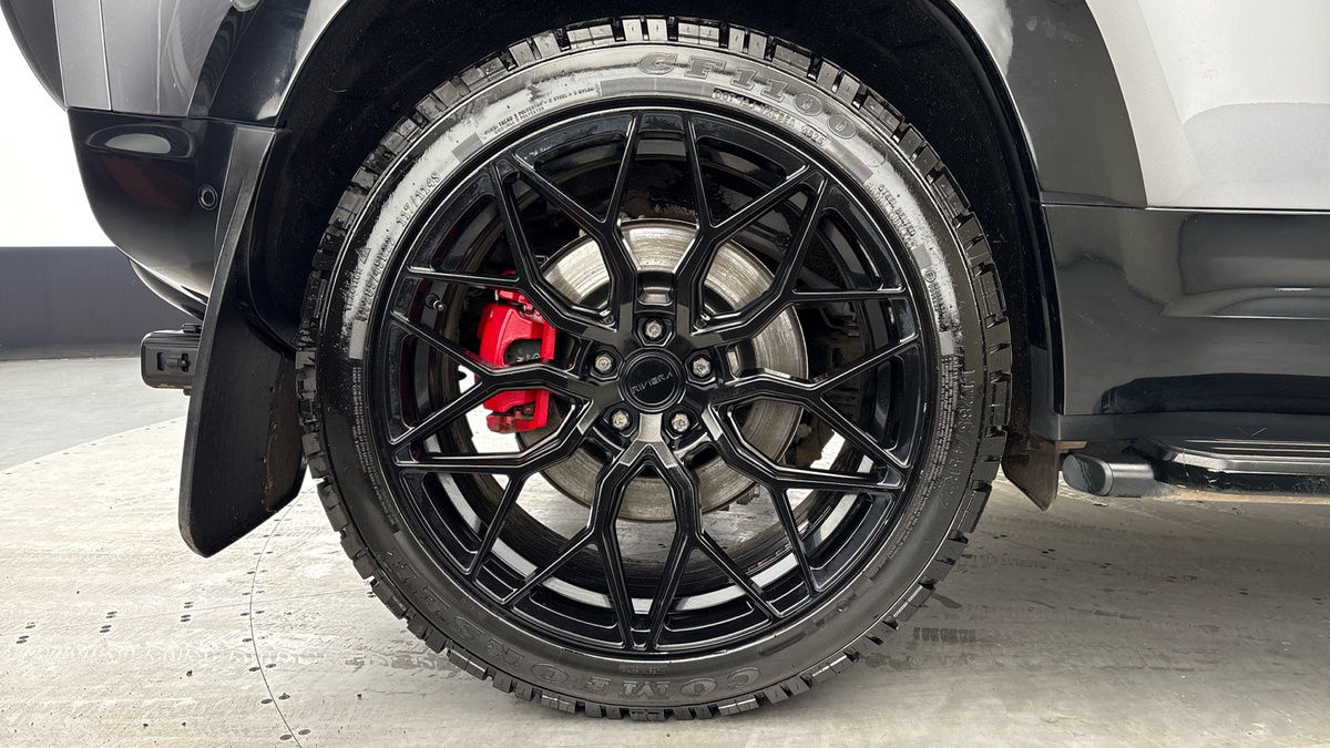 Land Rover Defender 110 Image 10