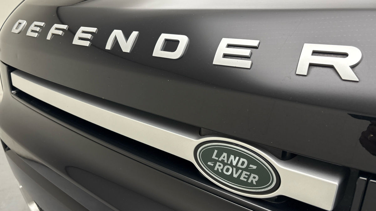 Land Rover Defender 110 Image 24