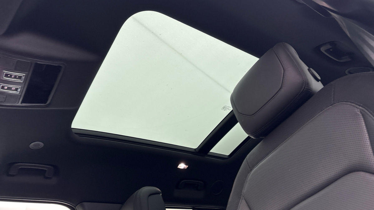 Land Rover Defender 130 Image 6