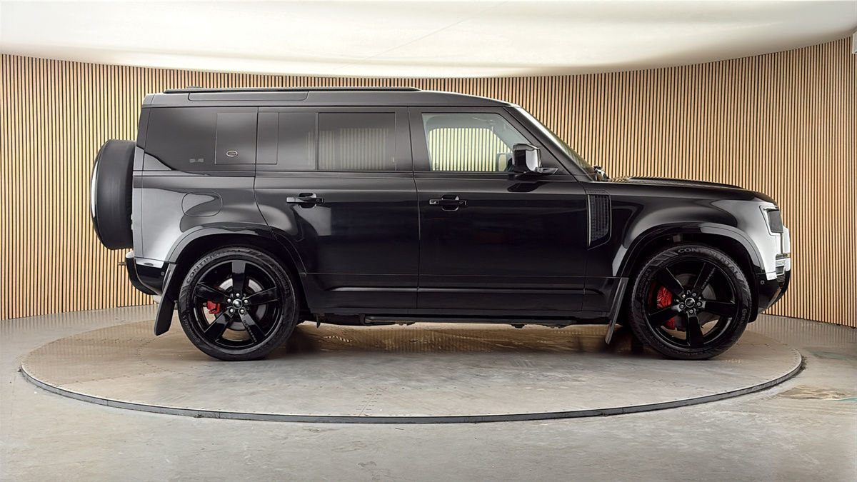 Land Rover Defender 110 Image 16