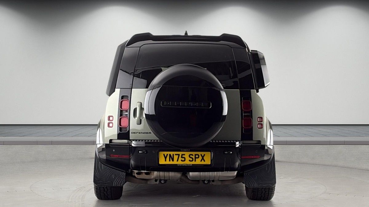 Land Rover Defender 110 Image 4