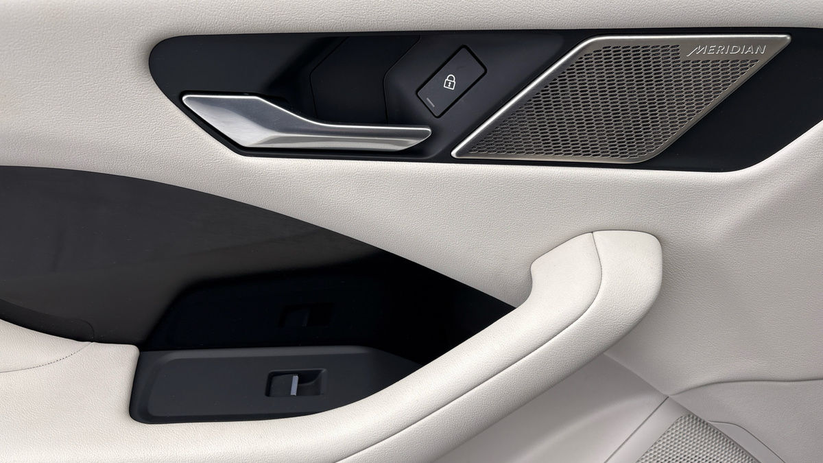 Jaguar I-PACE Image 19