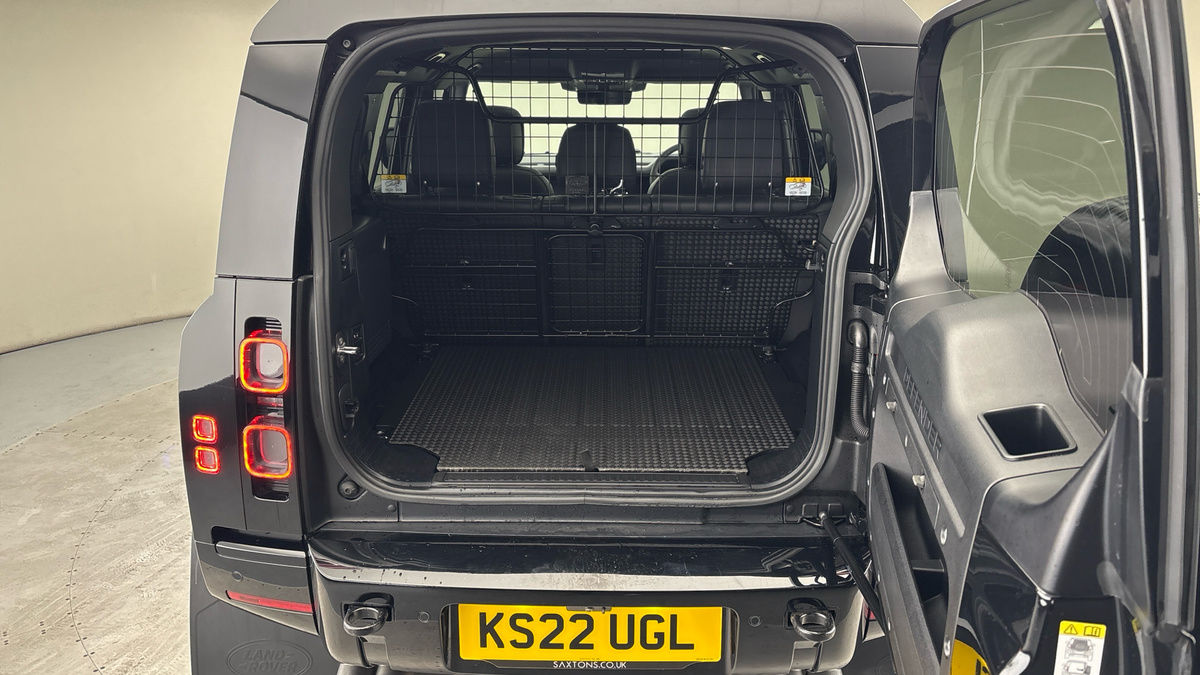 Land Rover Defender 110 Image 11