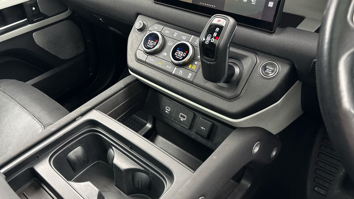 Land Rover Defender 130 Image 18