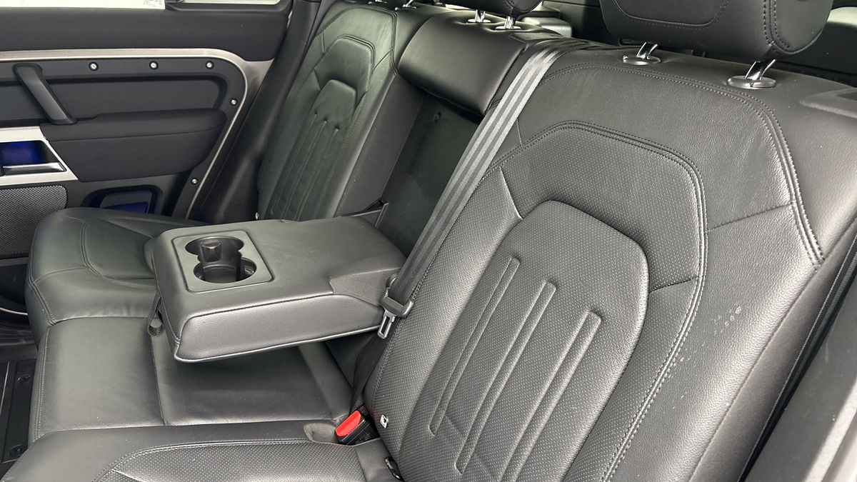 Land Rover Defender 110 Image 9