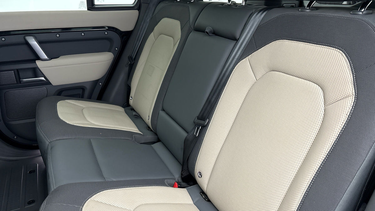 Land Rover Defender 110 Image 8