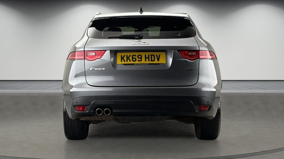 Jaguar F-PACE Image 4