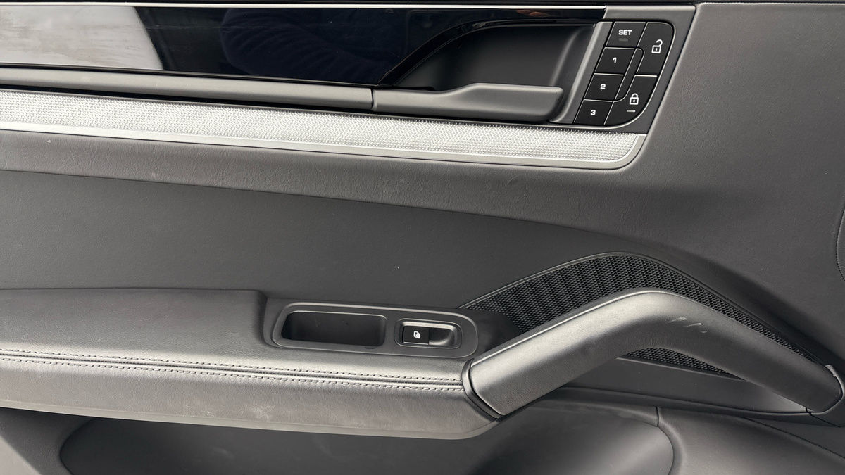 Porsche Cayenne Image 19