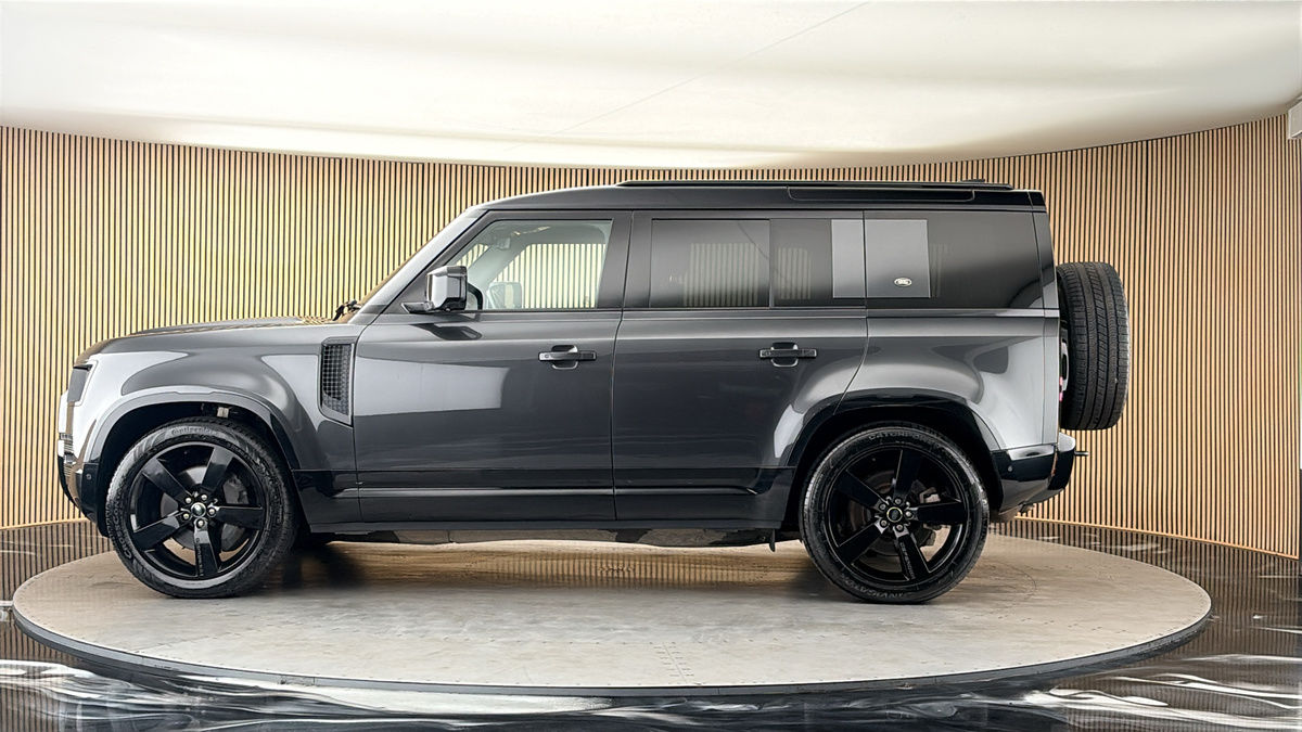 Land Rover Defender 110 Image 15